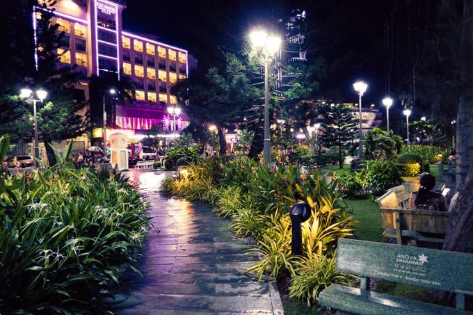 Can Tho City travel guide: Ninh Kieu Park by night