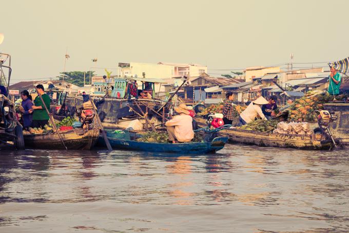 Can Tho City travel guide: Boats on the water at the Cai Rang Floating Market 