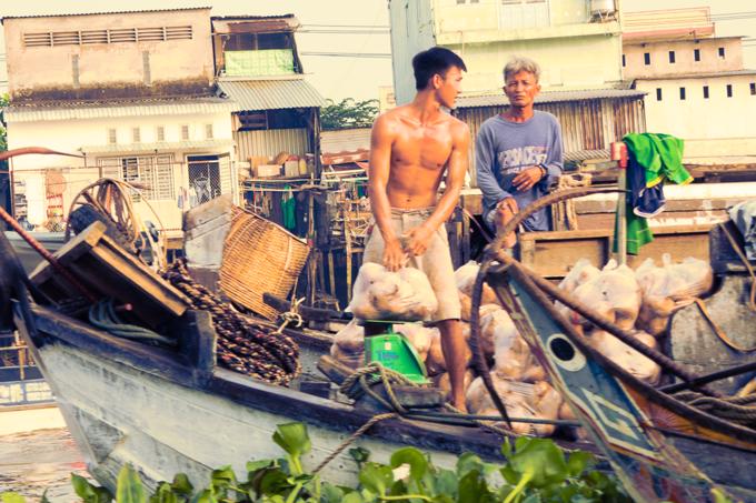 Can Tho City travel guide: Cai Rang Floating Market is a wholesale Market